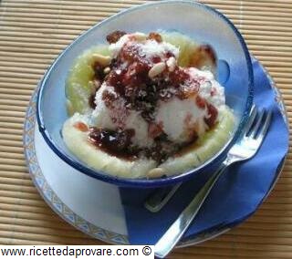Ananas al gelato con uvetta e pinoli