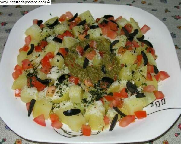 Dadolata di patate con pesto e olive nere